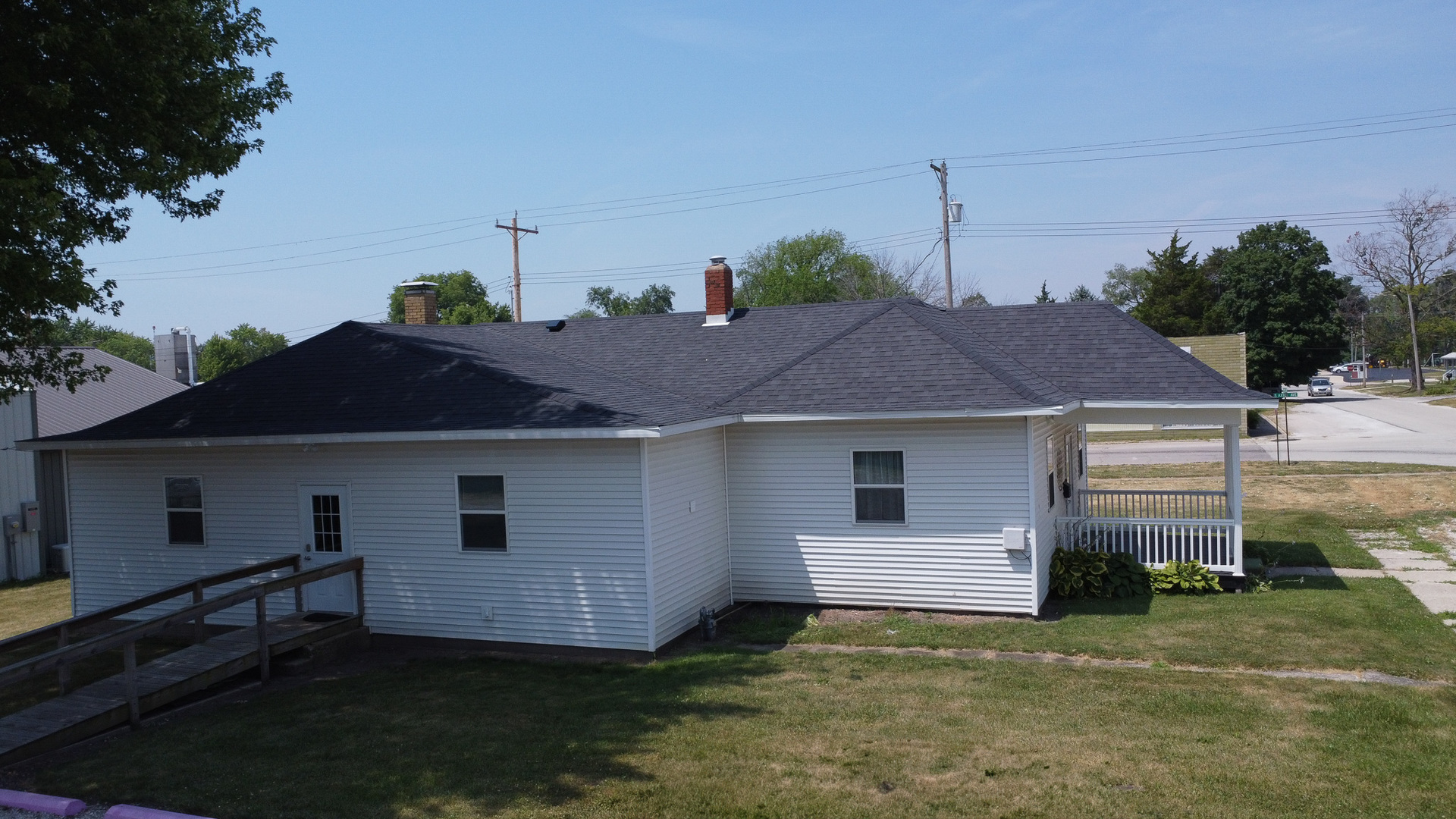 100 East Lyle Street Milford, IL 60953 - Photo 3 of 37 a house view with a garden space