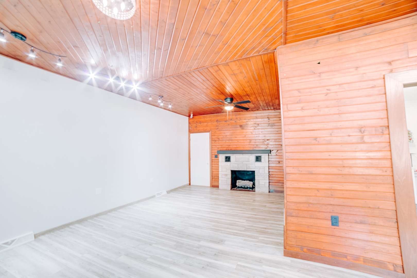 100 East Lyle Street Milford, IL 60953 - Photo 31 of 37 a view of main area and a window