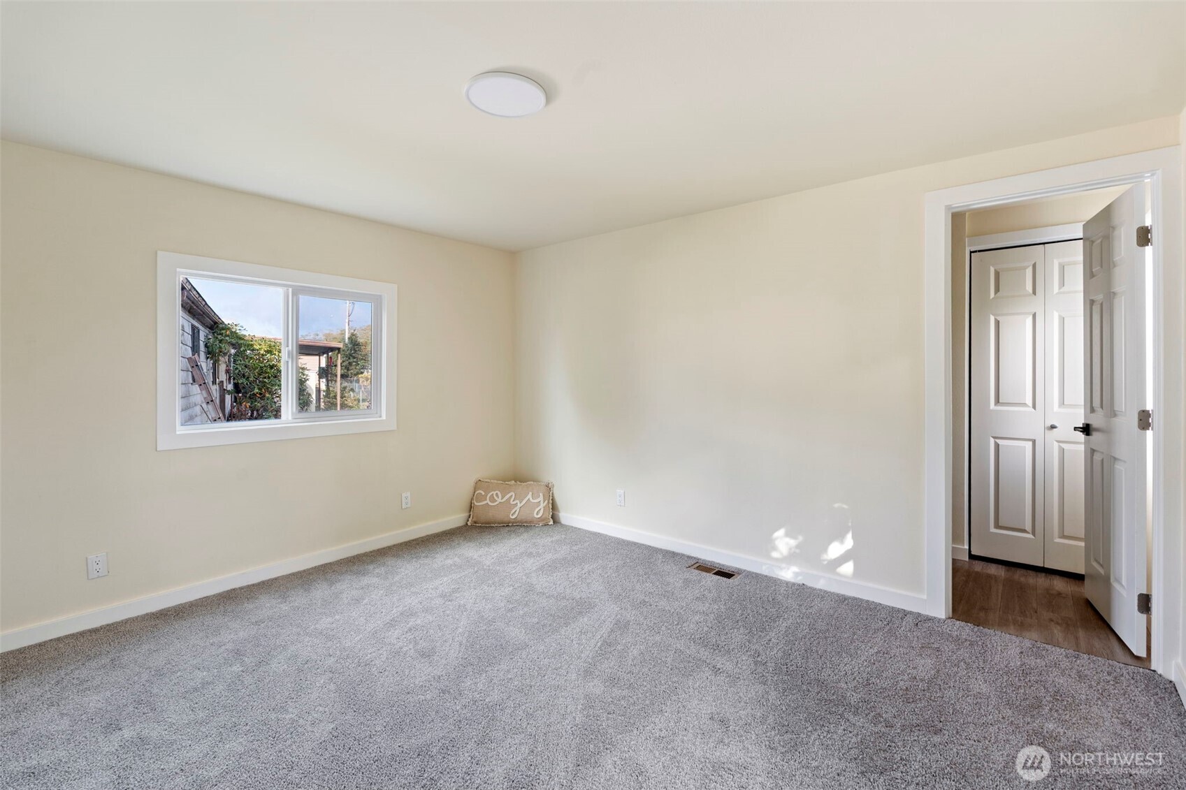 254 Ho Hum Lane Aberdeen, WA 98520 - Photo 16 of 27 an empty room with windows and closet