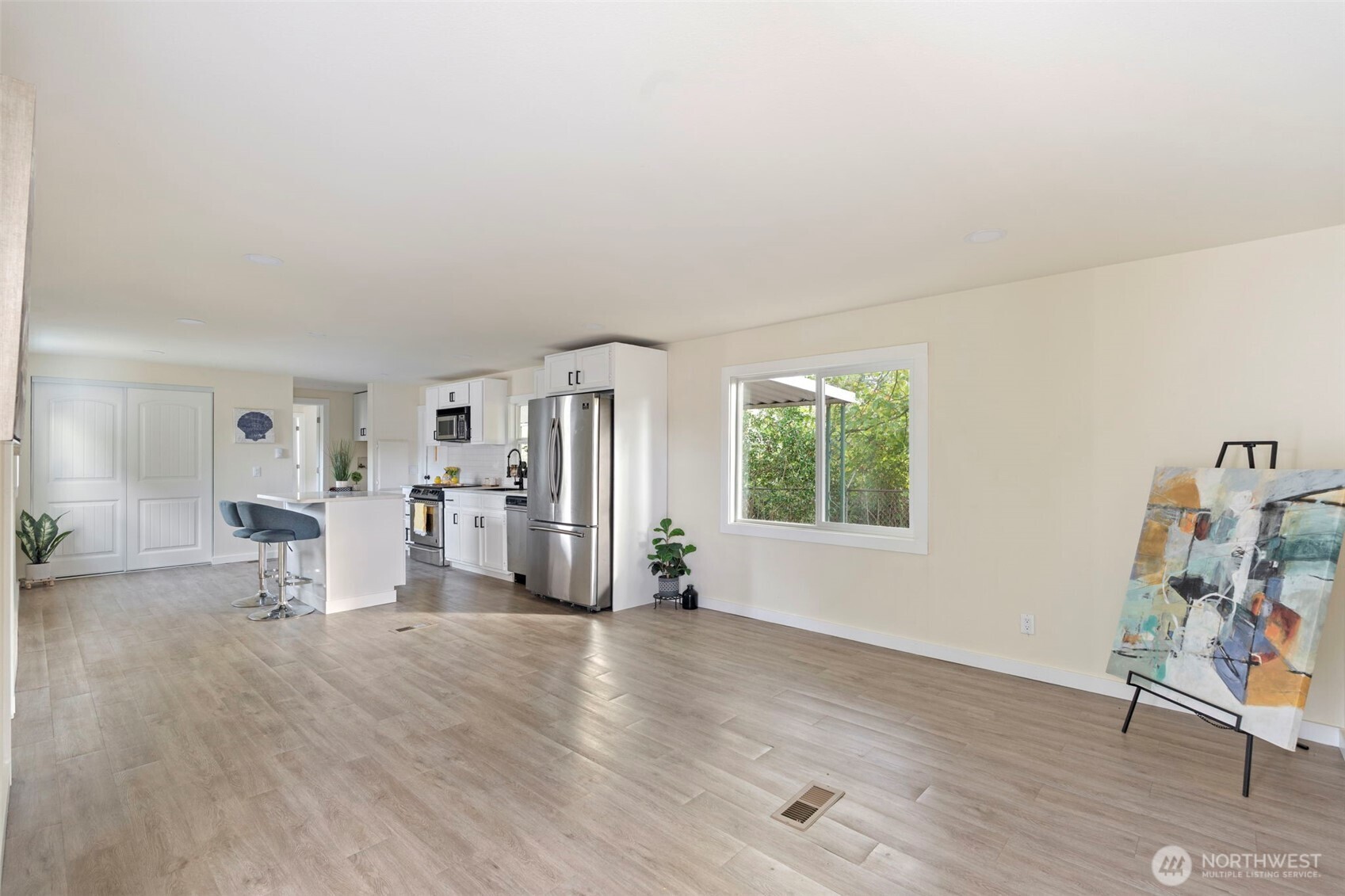 254 Ho Hum Lane Aberdeen, WA 98520 - Photo 2 of 27 an empty room with furniture and a window