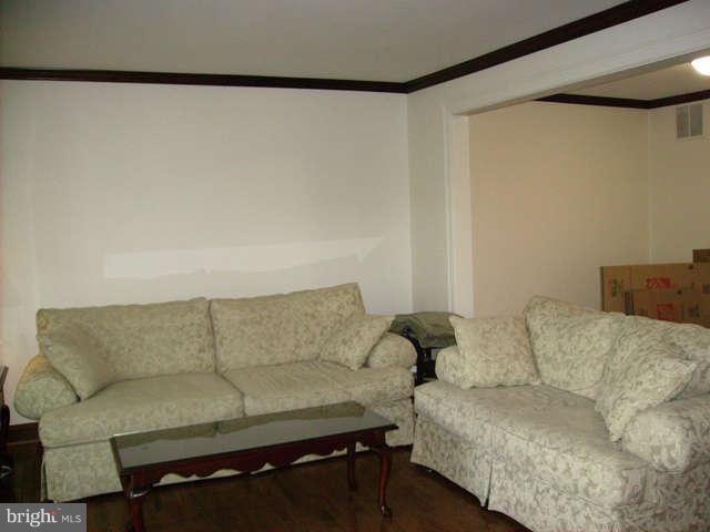 2502 Ebony Road Baltimore, MD 21234 - Photo 2 of 18 Living Room