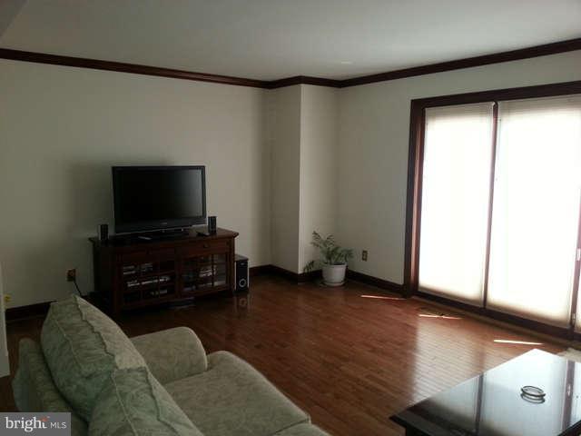 2502 Ebony Road Baltimore, MD 21234 - Photo 17 of 18 Living Room