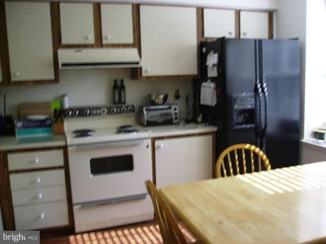 2502 Ebony Road Baltimore, MD 21234 - Photo 3 of 18 Kitchen