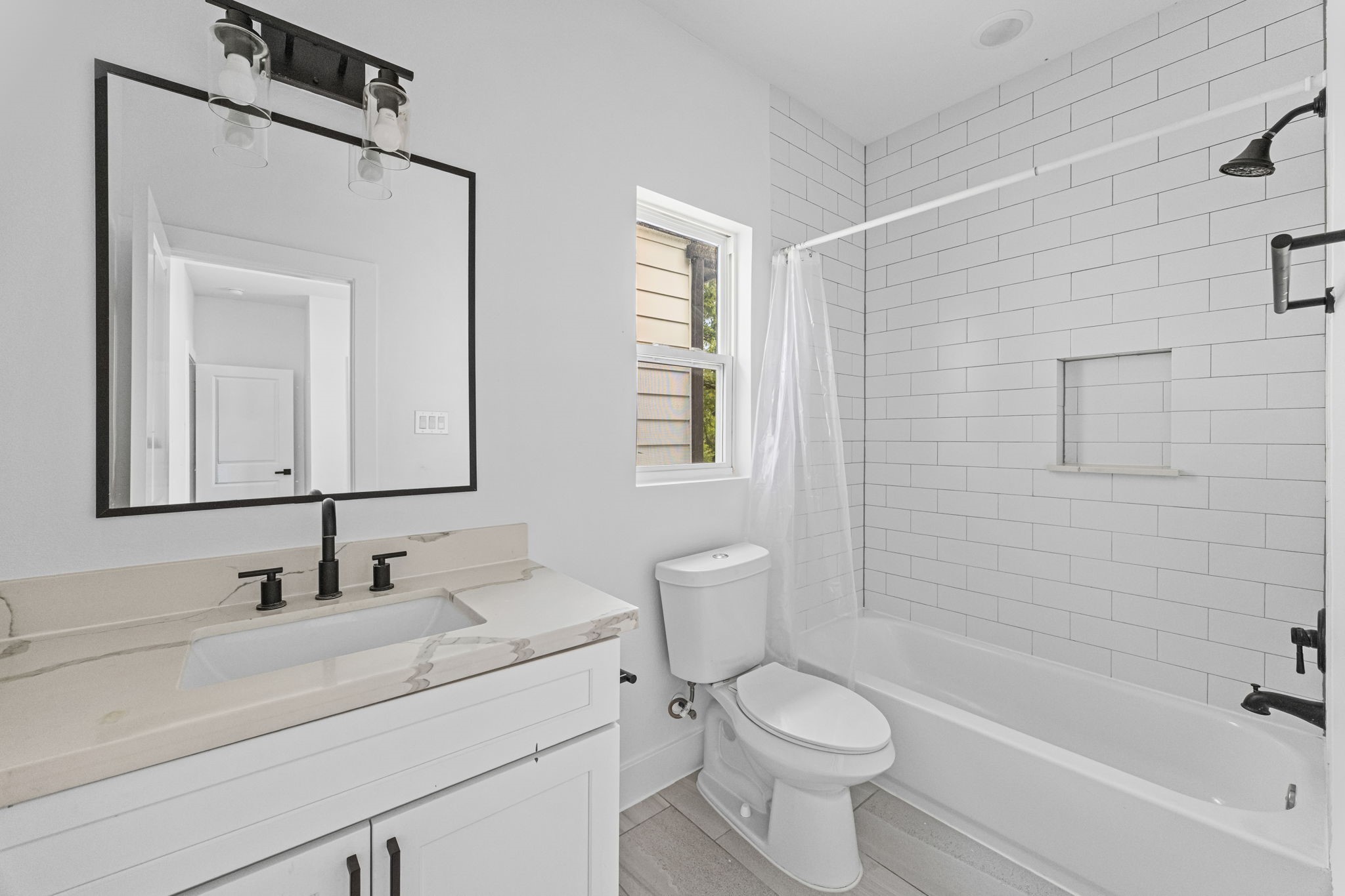 4036 Porter Street Houston, TX 77021 - Photo 18 of 20 Secondary bedroom en suite bathroom
