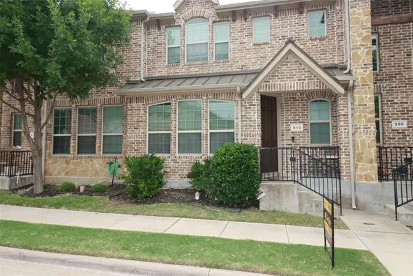 $2,300 | 913 Shelby Lane, Lewisville, TX 75056
