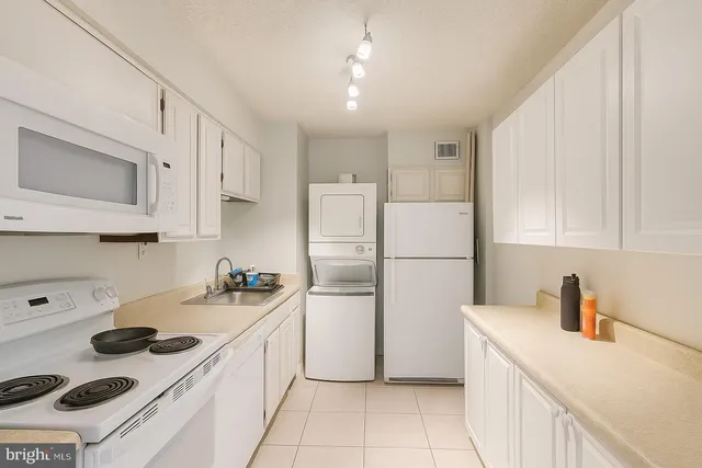 $1,900 | 5500 Holmes Run Parkway, Unit 918, Alexandria, VA 22304