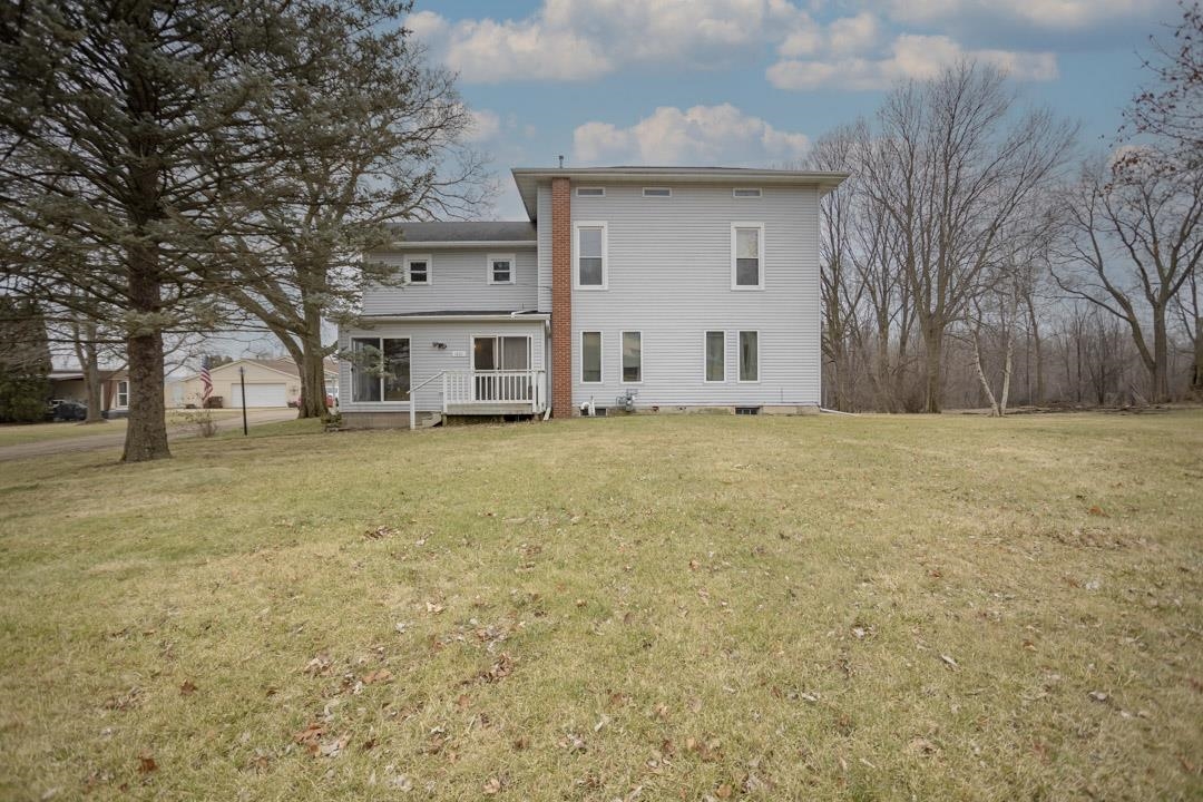 1431 Highway 75 Freeport, IL 61032 - Photo 2 of 34 a large house with a outdoor space