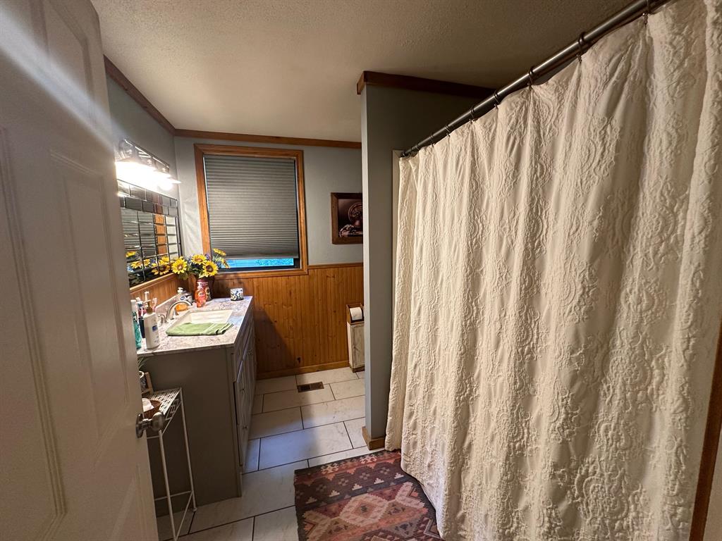 229 County Road Jefferson, TX 75657 - Photo 20 of 40 a view of a hallway with workspace and a window