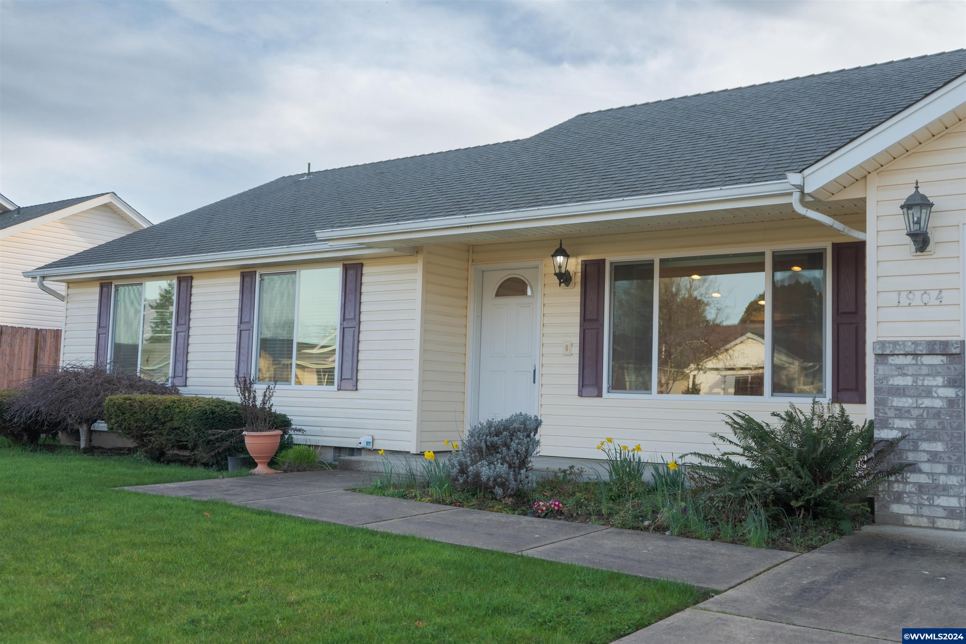 1904 Summerfield Court Southwest Albany, OR 97321 - Photo 3 of 28