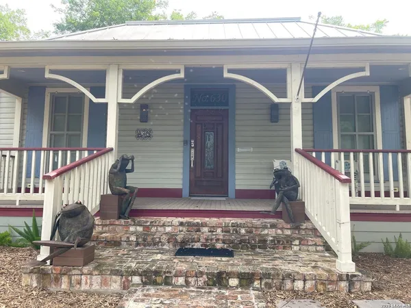 $3,200 | 630 East Guenther Street, San Antonio, TX 78210
