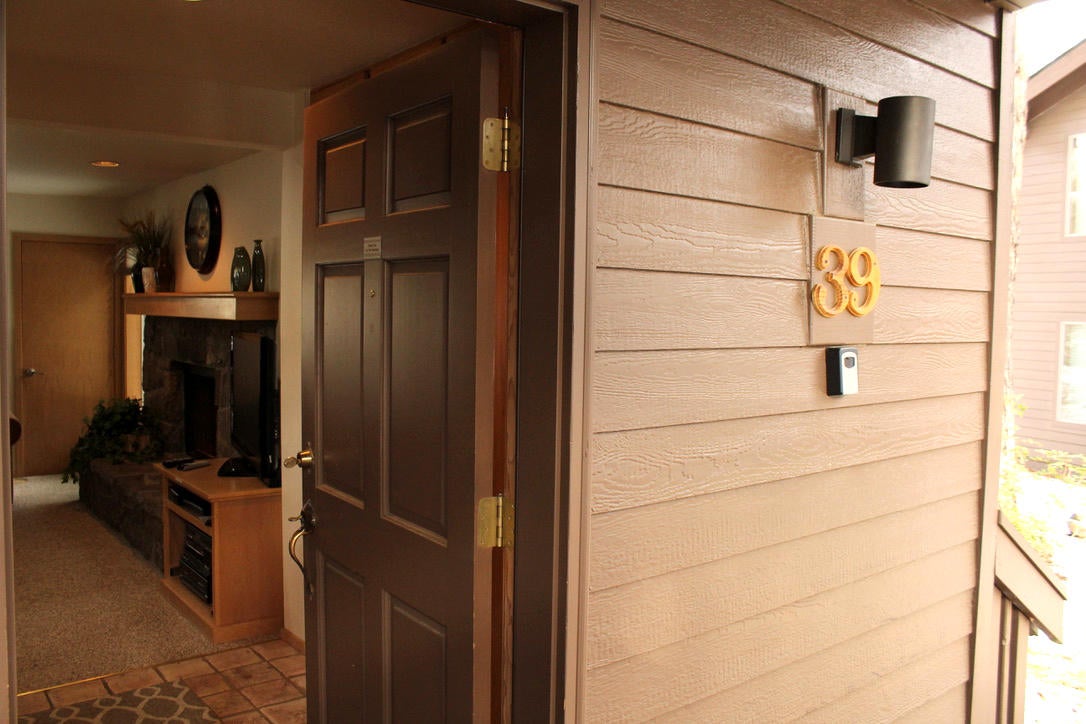 57393-39a1 Beaver Ridge Loop Sunriver, OR 97707 - Photo 2 of 23 2-Frnt dr.R39