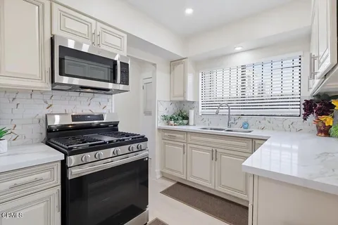 $2,300 | 1020 Cerritos Avenue, Long Beach, CA 90813