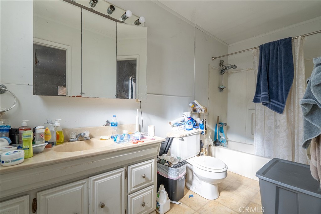 170 Pacific Avenue Paso Robles, CA 93446 - Photo 19 of 34 a bathroom with a sink a toilet and shower