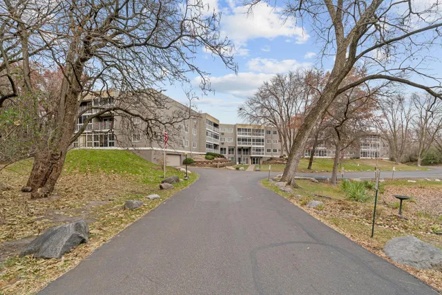$159,900 | 135 Viking Drive East, Unit 321, Little Canada, MN 55117