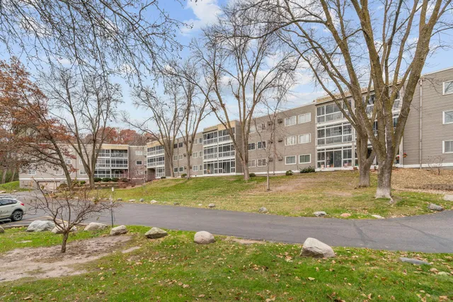 $159,900 | 135 Viking Drive East, Unit 321, Little Canada, MN 55117