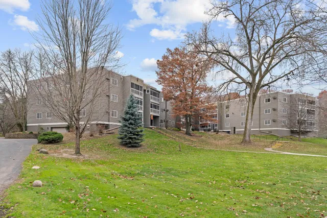 $159,900 | 135 Viking Drive East, Unit 321, Little Canada, MN 55117