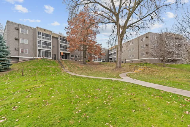 $159,900 | 135 Viking Drive East, Unit 321, Little Canada, MN 55117