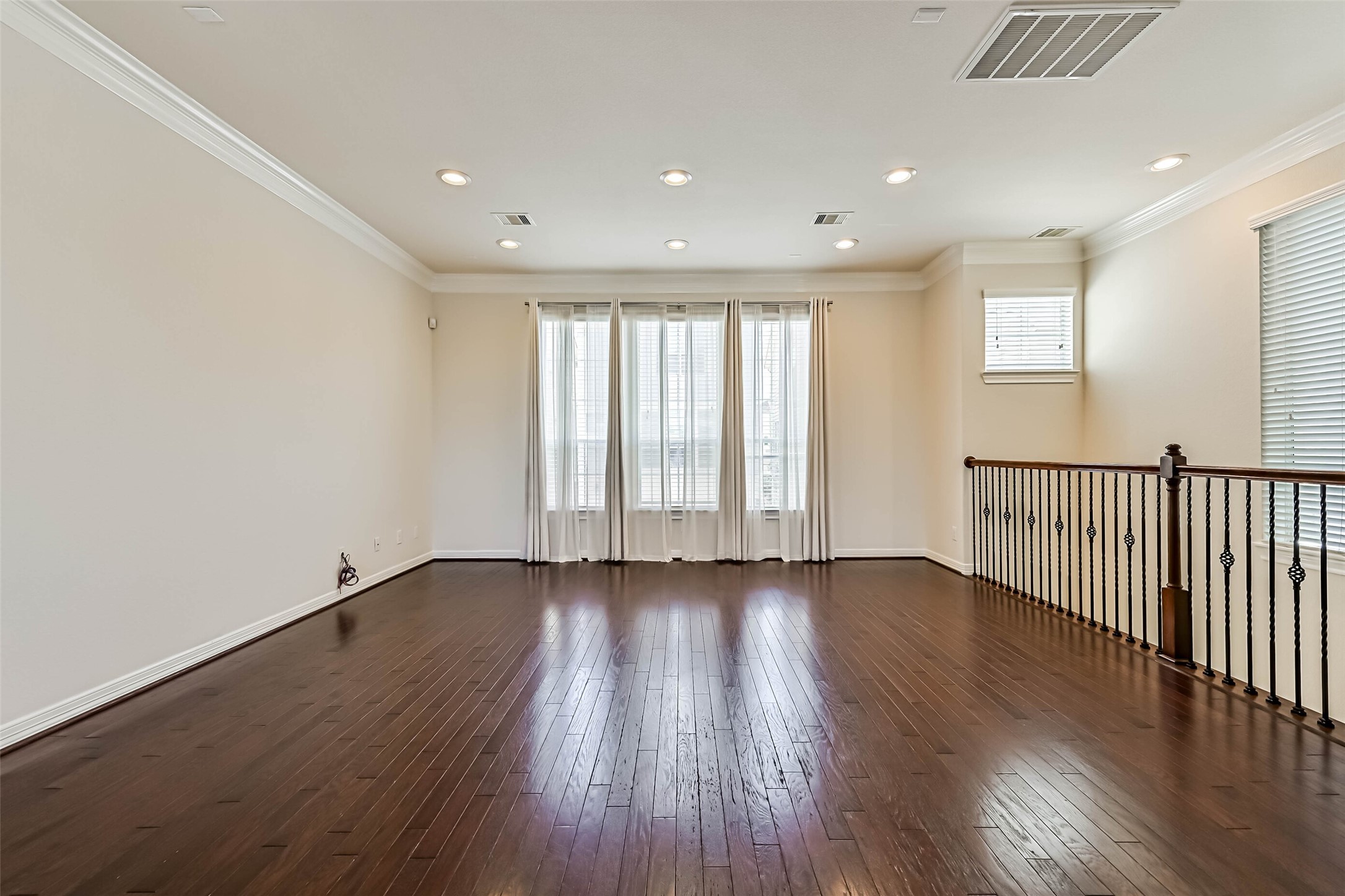 3208 Clearview Circle Houston, TX 77025 - Photo 9 of 30 an empty room with wooden floor and windows