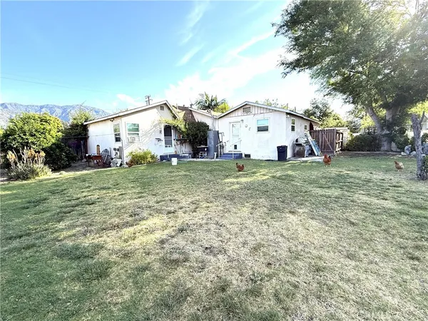 a view of a house with a yard