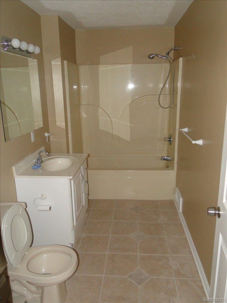 10175 Clark Road Davison, MI 48423 - Photo 13 of 22 Main Bath