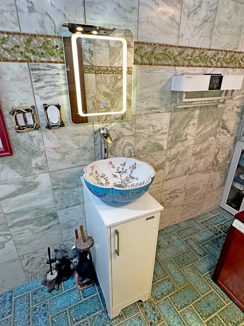 3515 Union Avenue Steger, IL 60475 - Photo 19 of 65 a bathroom with a sink and a mirror