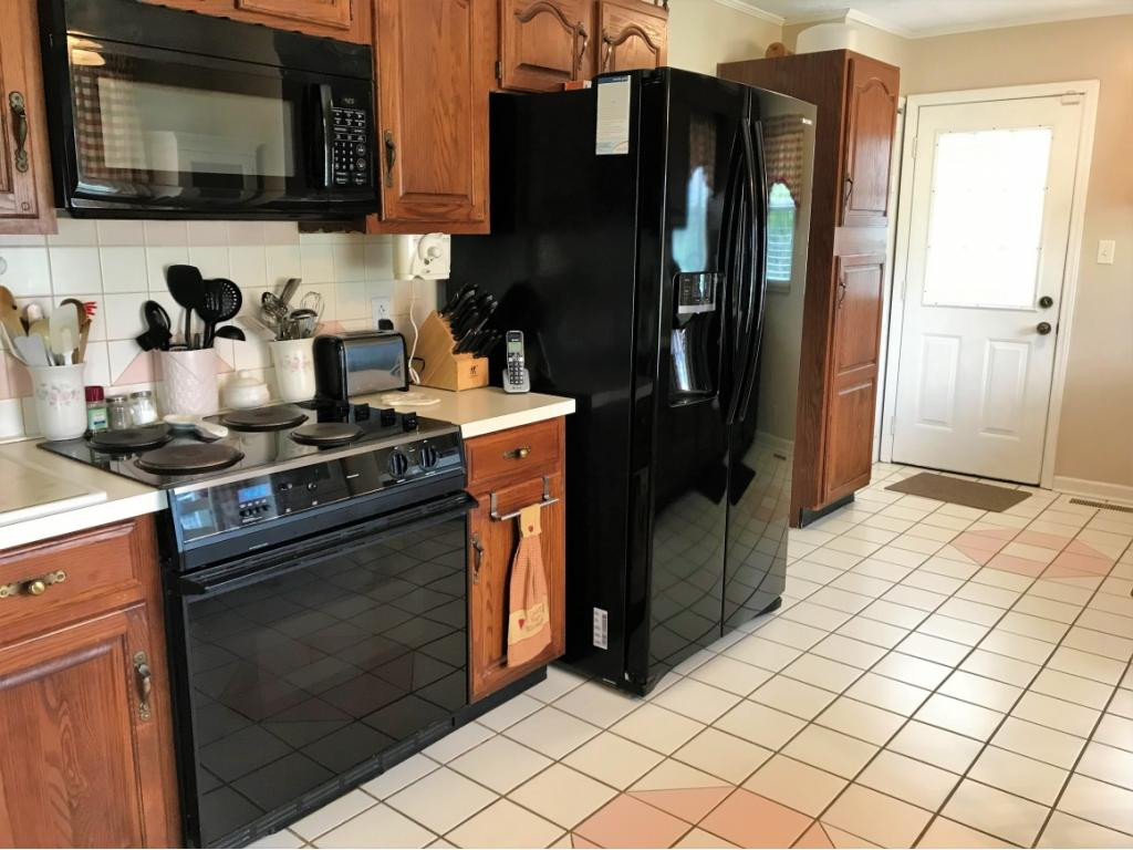 1817 Fairoaks Road Kingsport, TN 37664 - Photo 22 of 31 Eatin kitchen