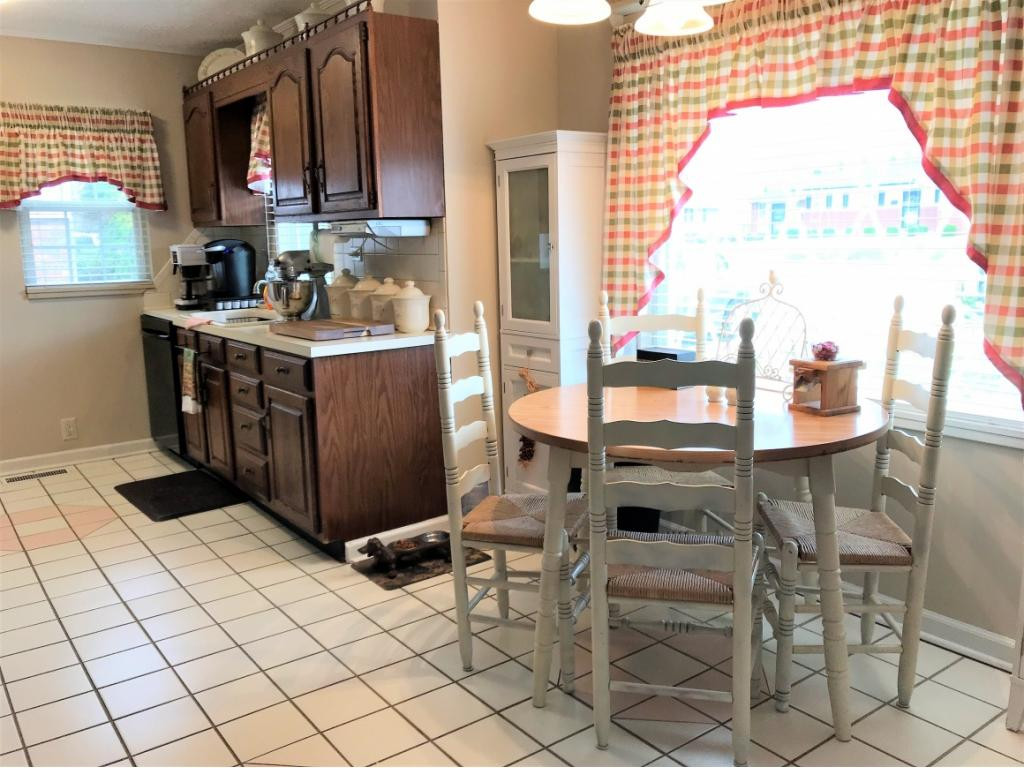 1817 Fairoaks Road Kingsport, TN 37664 - Photo 23 of 31 Enjoy Meals with Natural Light