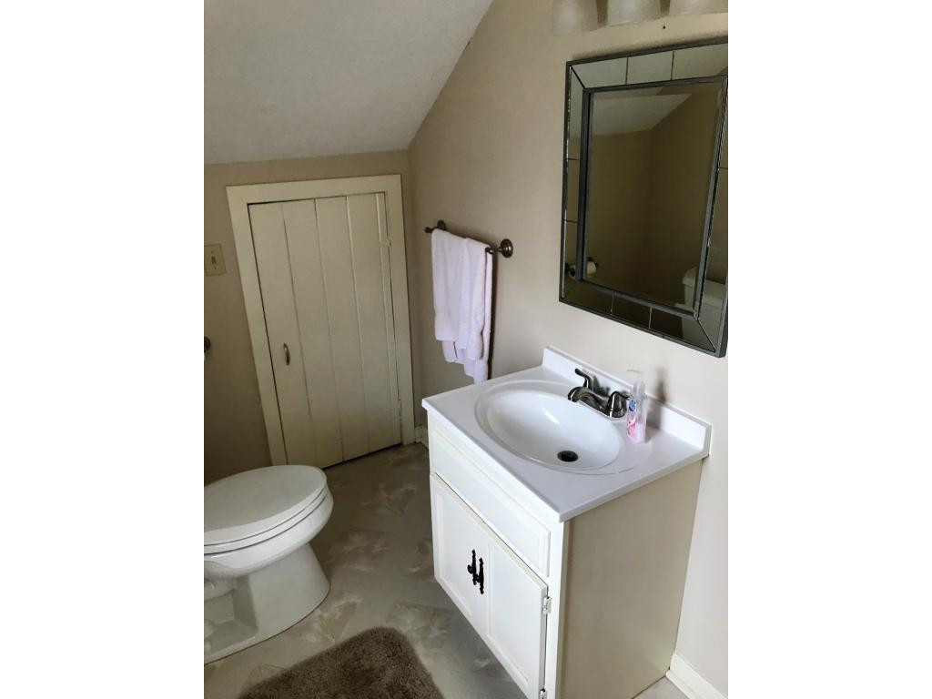 1817 Fairoaks Road Kingsport, TN 37664 - Photo 25 of 31 Upstairs bathroom