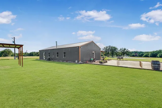 a view of an house with backyard