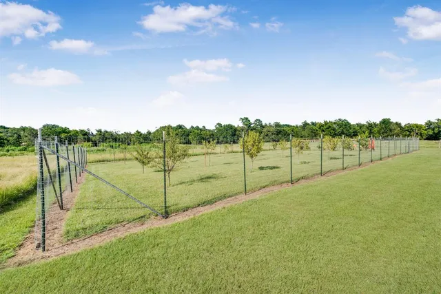a view of a house with backyard and garden