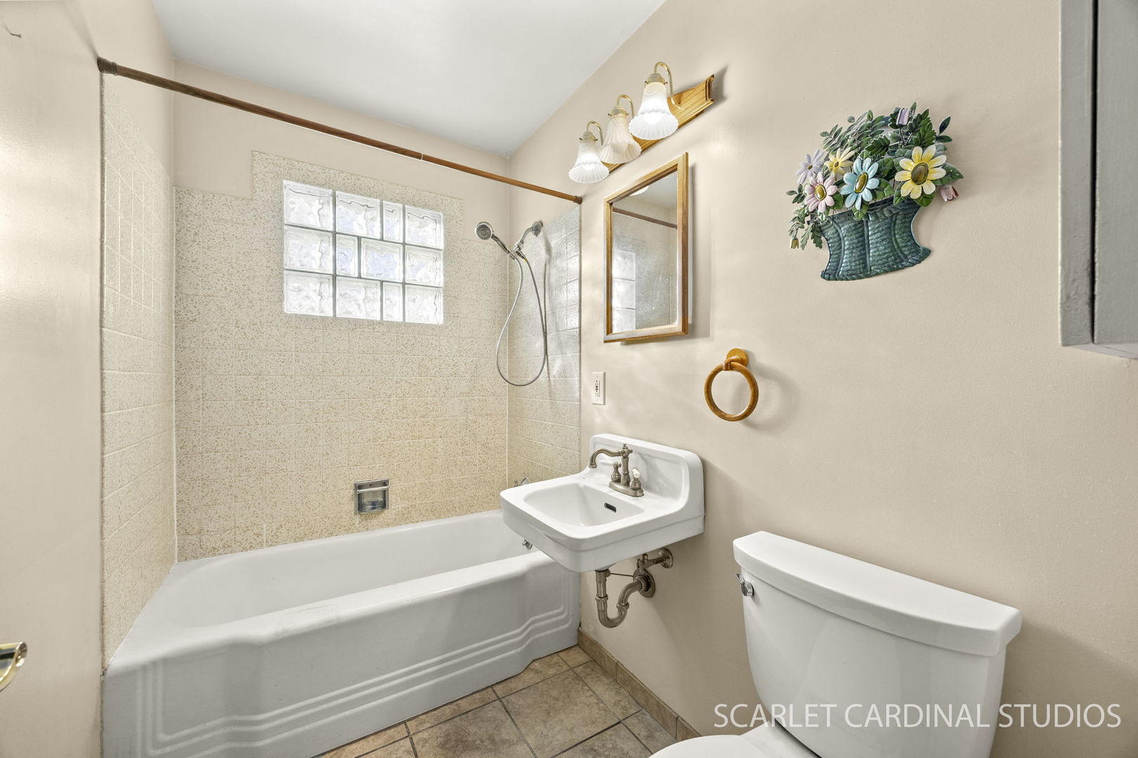543 South Chase Avenue Lombard, IL 60148 - Photo 13 of 16 a bathroom with a toilet a sink and bathtub