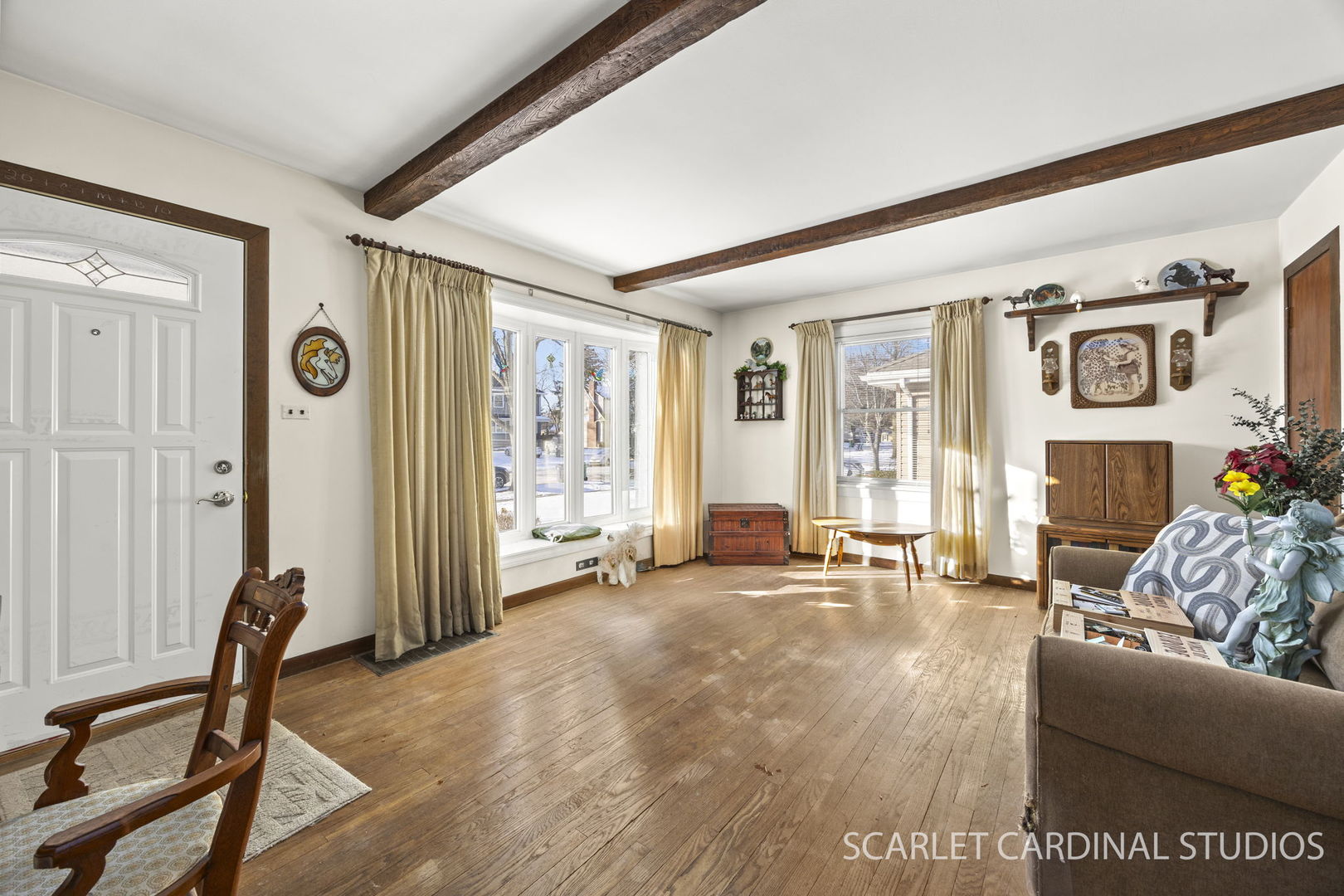 543 South Chase Avenue Lombard, IL 60148 - Photo 3 of 16 a view of a livingroom with furniture and windows