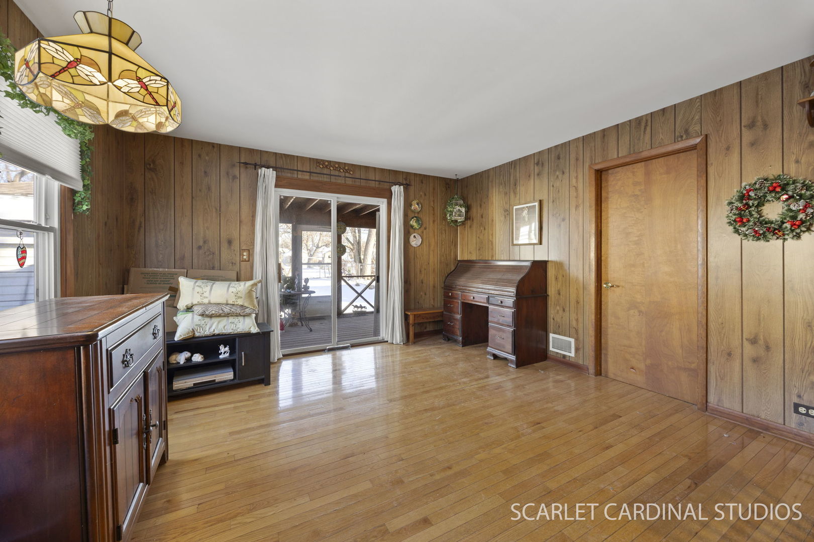543 South Chase Avenue Lombard, IL 60148 - Photo 6 of 16 a living room with furniture and a chandelier