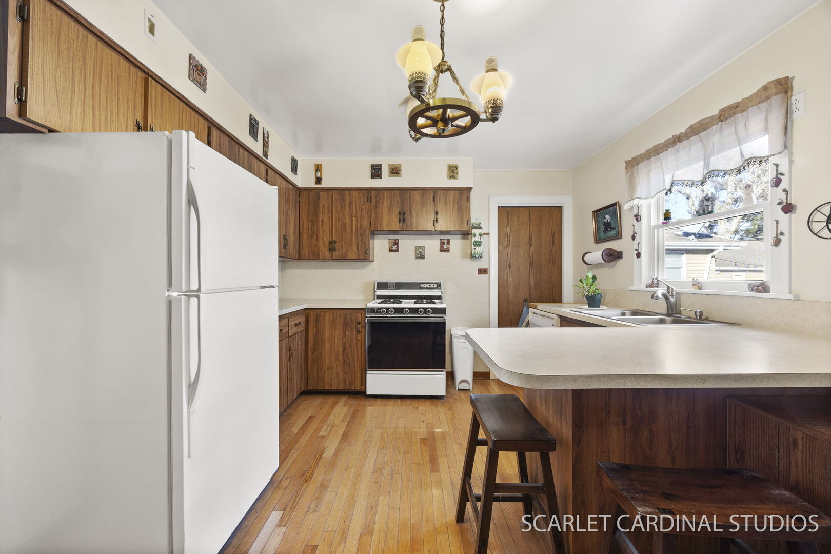 543 South Chase Avenue Lombard, IL 60148 - Photo 7 of 16 a kitchen with a table chairs refrigerator and microwave