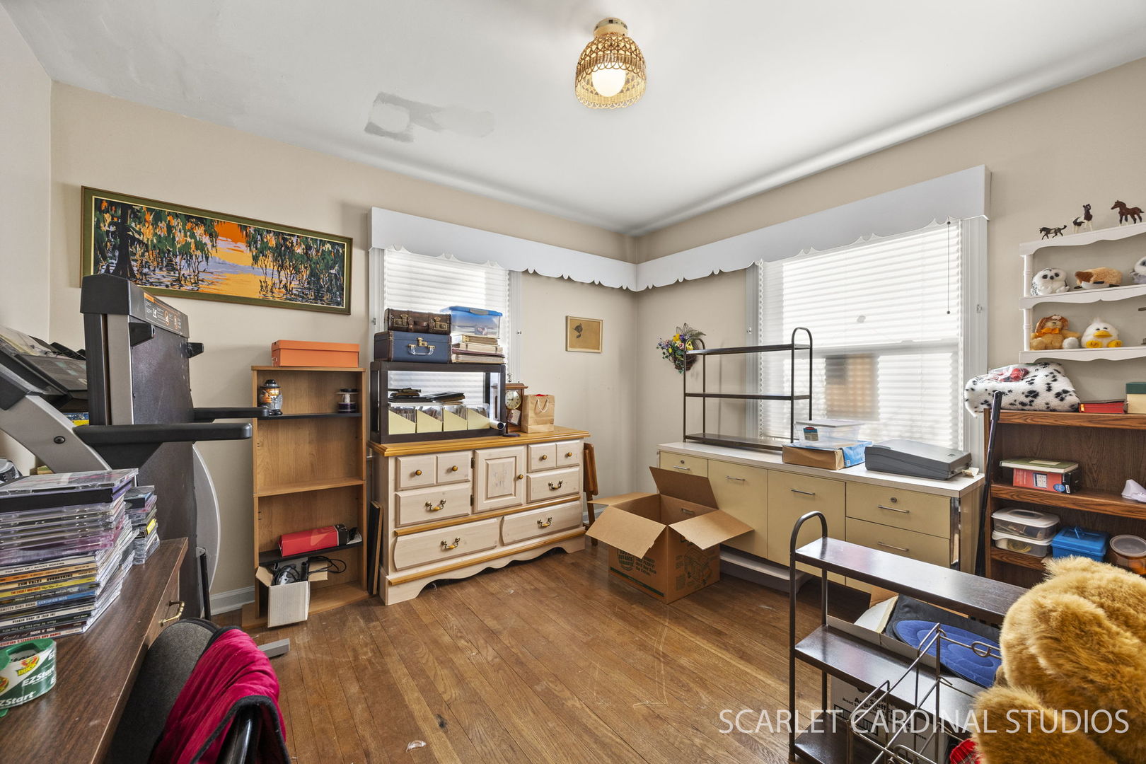 543 South Chase Avenue Lombard, IL 60148 - Photo 10 of 16 a room with furniture and a flat screen tv