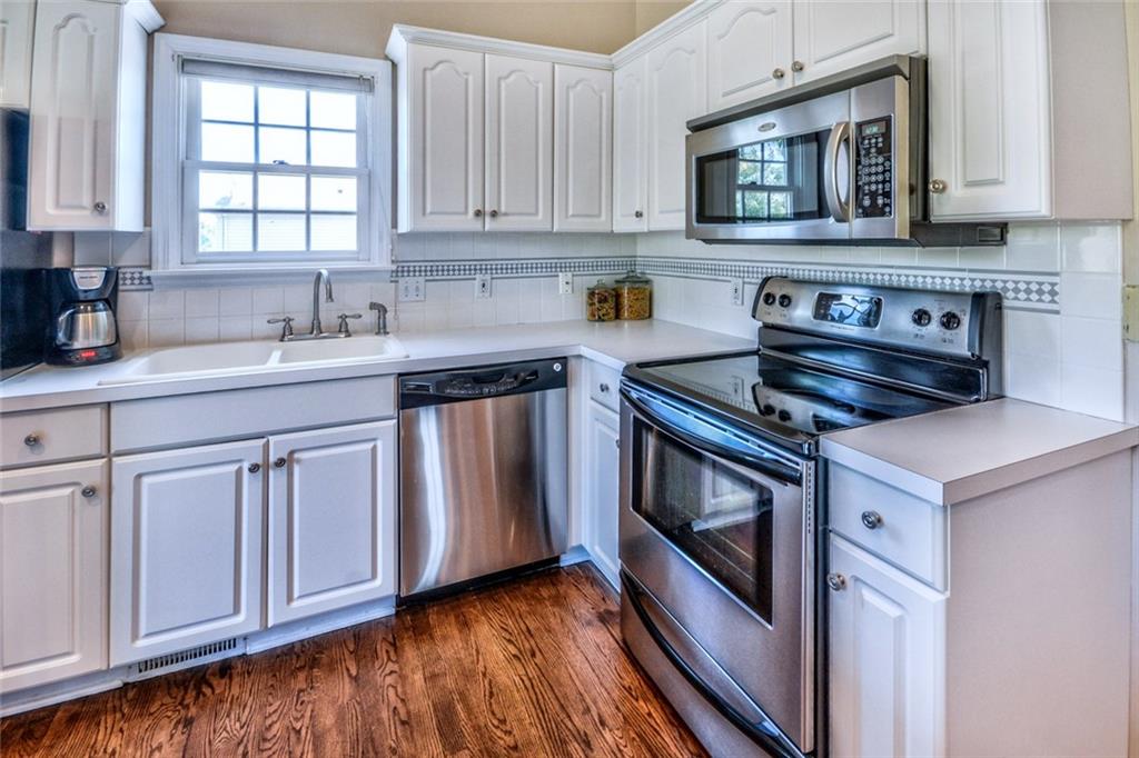 7005 Eagle Road Gibsonia, PA 15044 - Photo 8 of 25 Kitchen with newer stainless steel appliances, 16'x16'