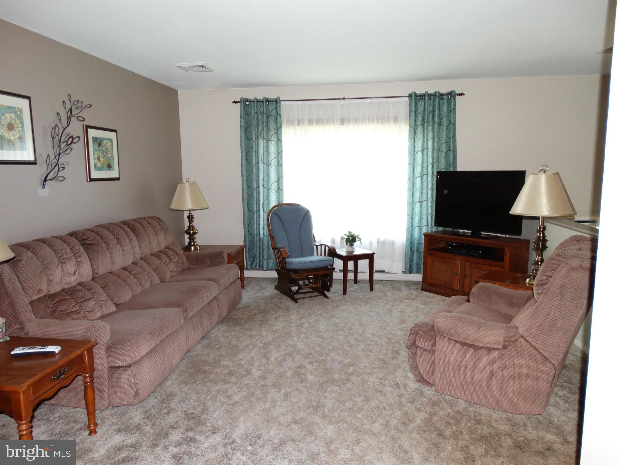 301 Hillcrest Road York, PA 17403 - Photo 5 of 25 Living Room