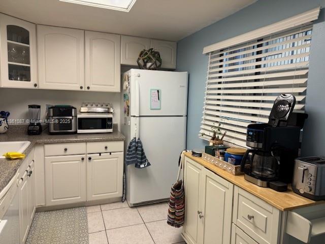 Horizons West Miami, FL 33183 - Photo 3 of 18 a kitchen with cabinets appliances and a window
