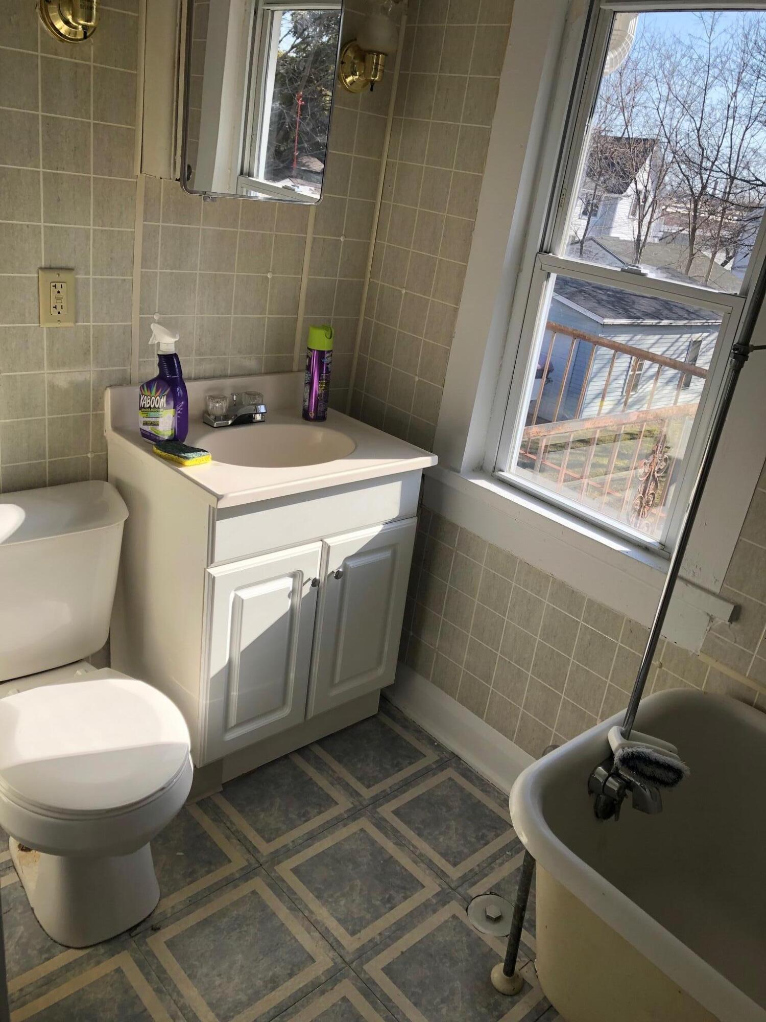909 South 21st Street Manitowoc, WI 54220 - Photo 8 of 20 IMG_9078