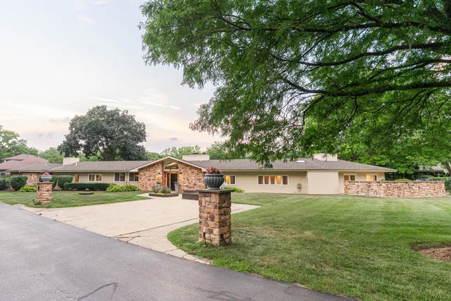 $775,000 | 208 Brookdale Lane, Palatine, IL 60067
