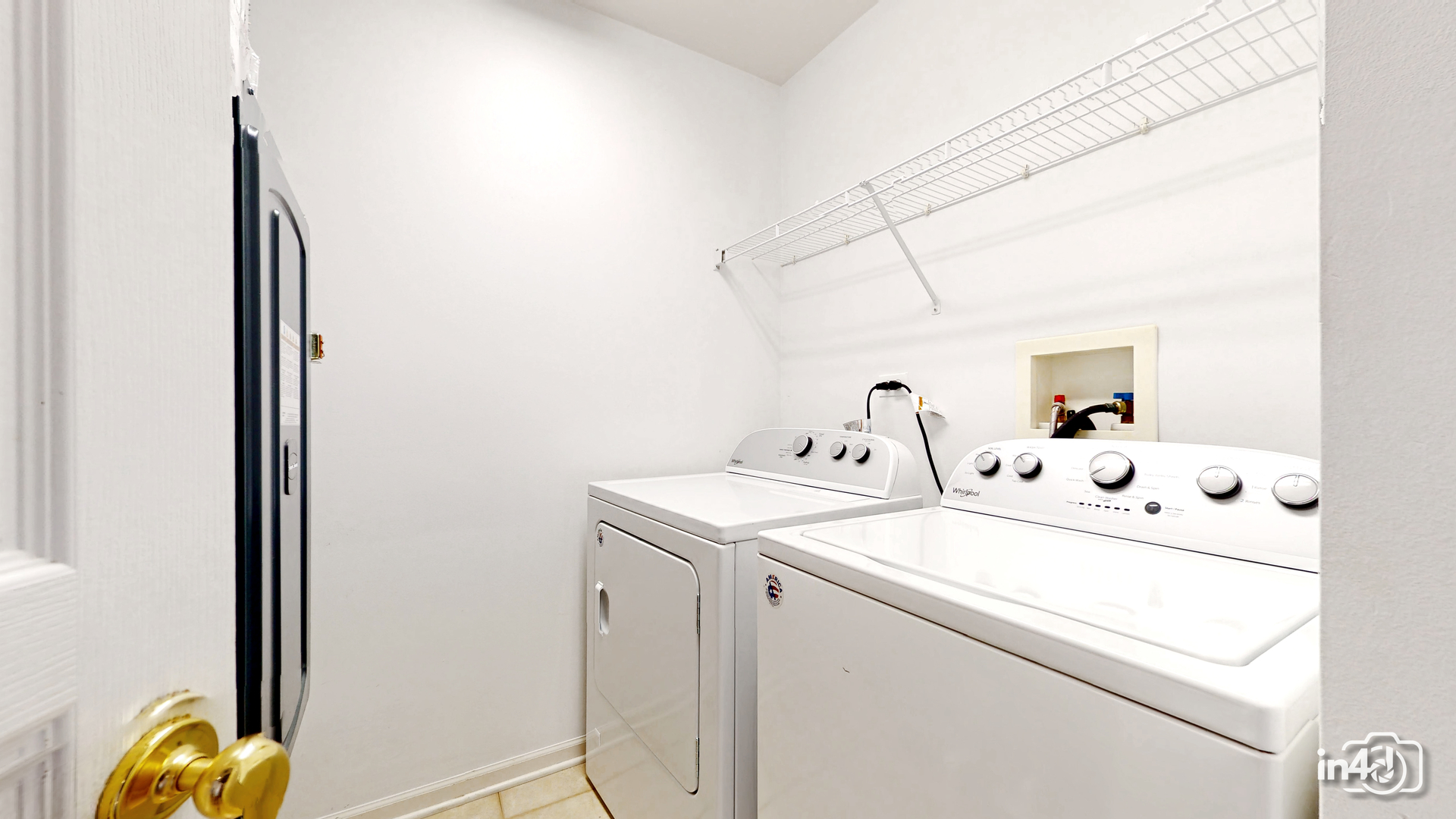 529 Metropolitan Street Aurora, IL 60502 - Photo 13 of 29 a utility room with dryer and washer
