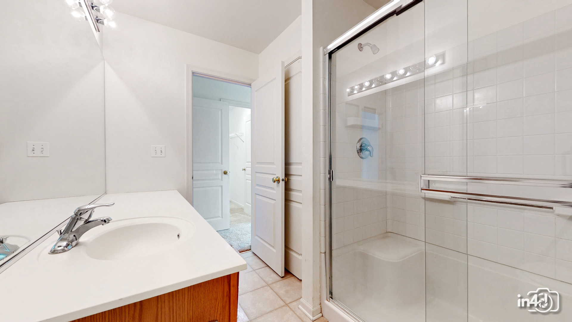 529 Metropolitan Street Aurora, IL 60502 - Photo 16 of 29 a bathroom with a sink and a mirror