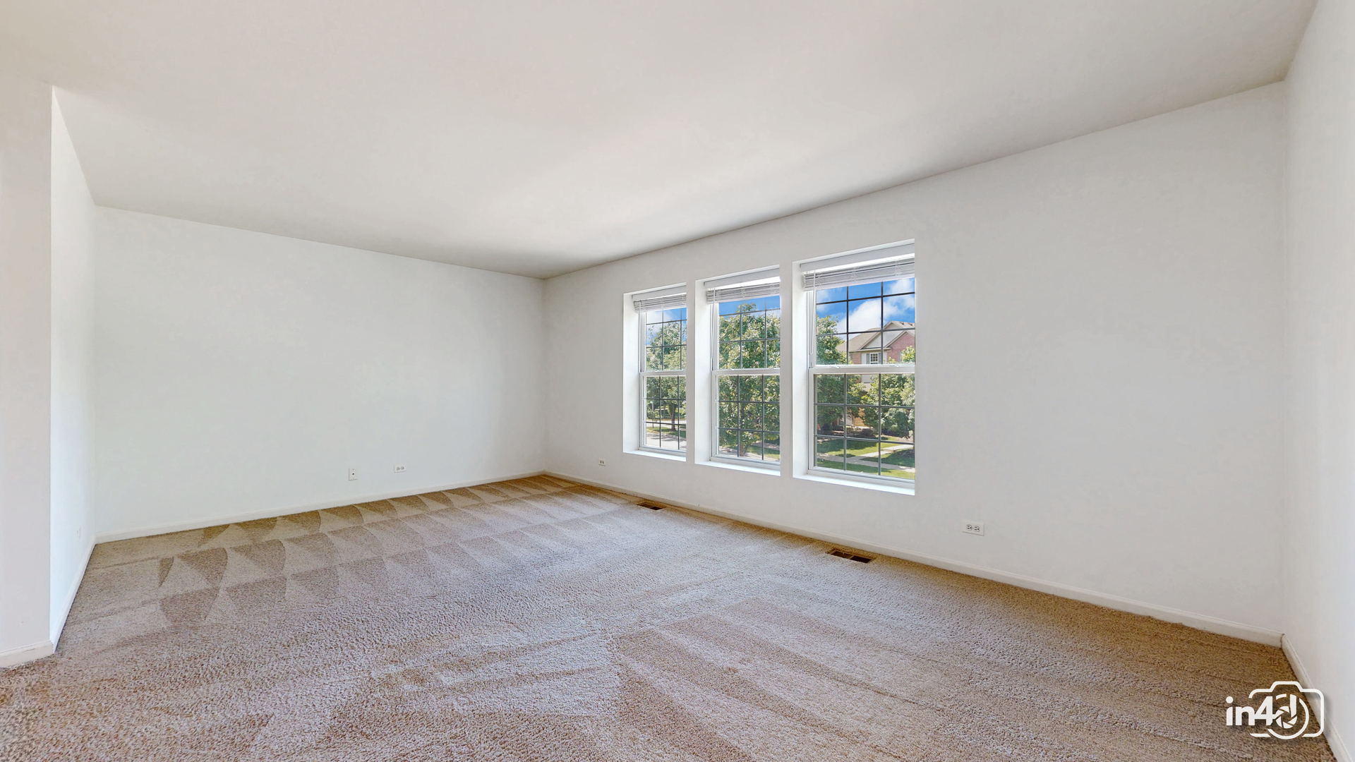 529 Metropolitan Street Aurora, IL 60502 - Photo 17 of 29 an empty room with a window