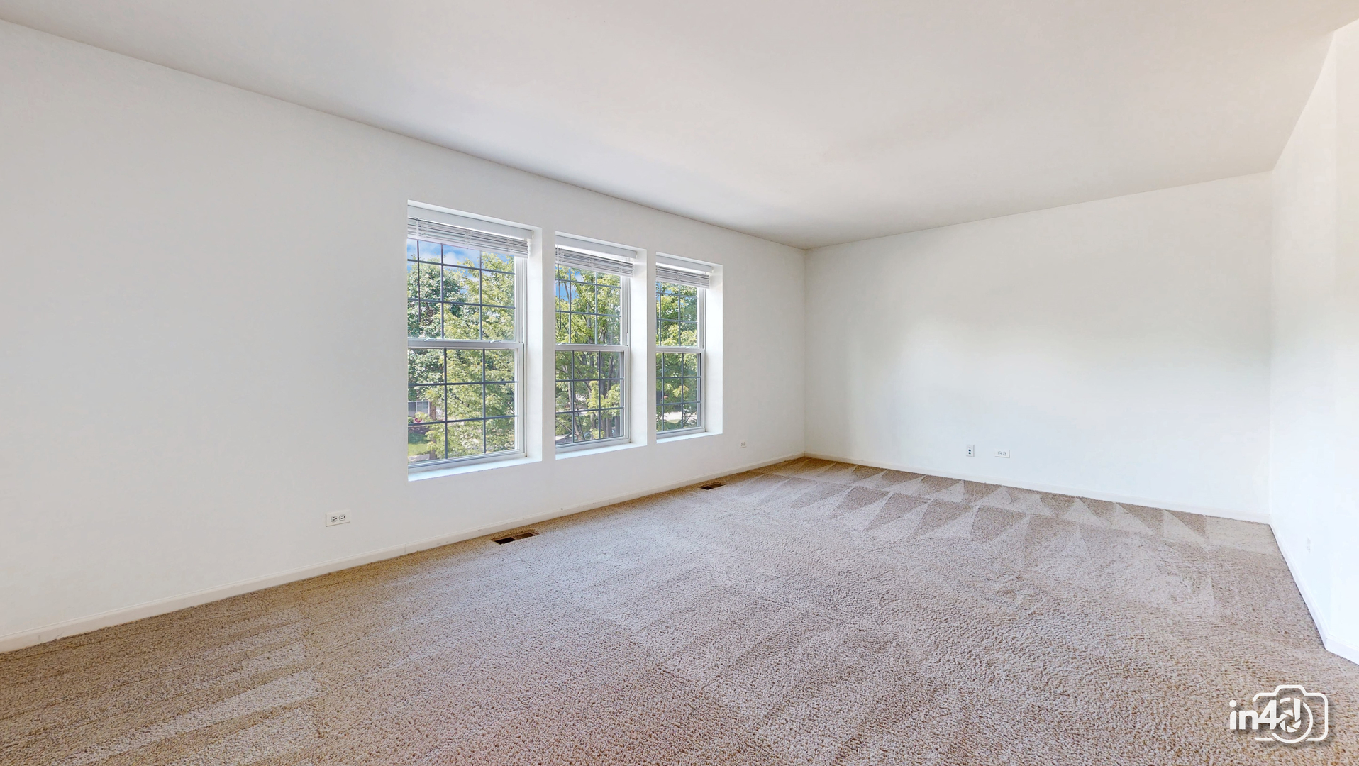 529 Metropolitan Street Aurora, IL 60502 - Photo 19 of 29 an empty room with windows