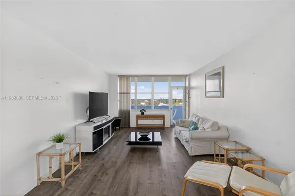 $3,500 | 7441 Wayne Avenue, Unit 8J, Miami Beach, FL 33141