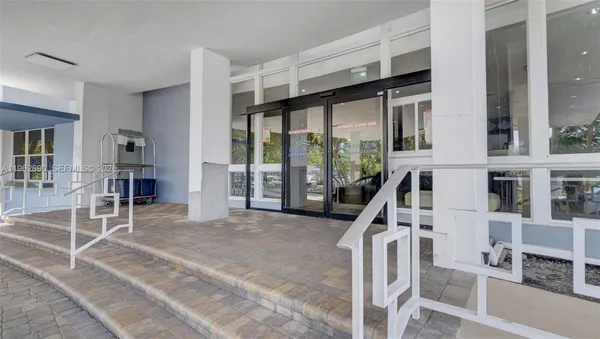 $3,500 | 7441 Wayne Avenue, Unit 8J, Miami Beach, FL 33141