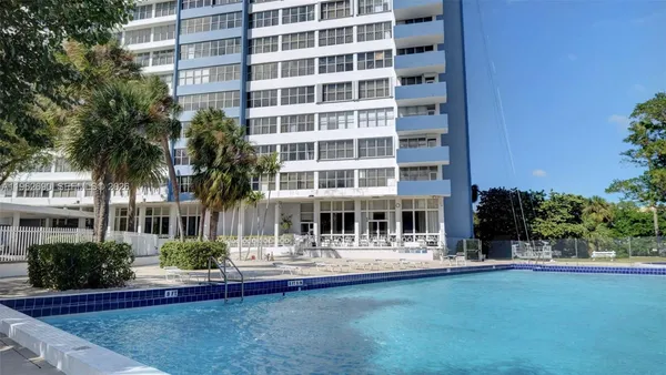$3,500 | 7441 Wayne Avenue, Unit 8J, Miami Beach, FL 33141