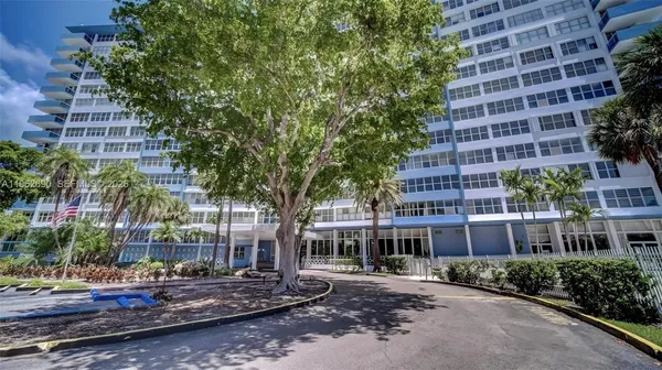 $3,500 | 7441 Wayne Avenue, Unit 8J, Miami Beach, FL 33141