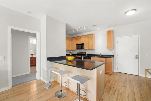 $315,000 | 1075 West Roosevelt Road, Unit 206, Chicago, IL 60608