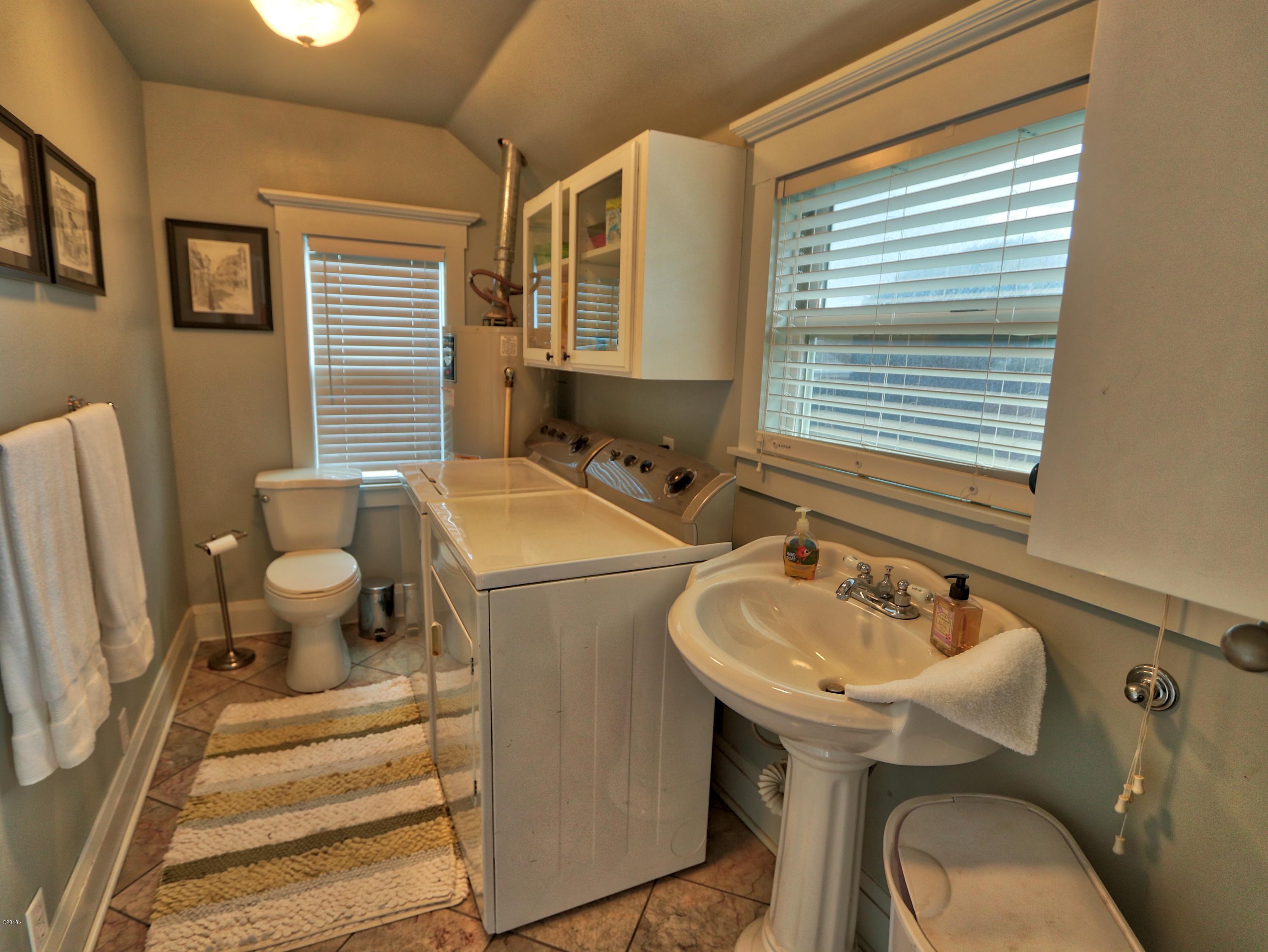 47 Southwest Hurbert Street Newport, OR 97365 - Photo 23 of 34 Bath/Laundry